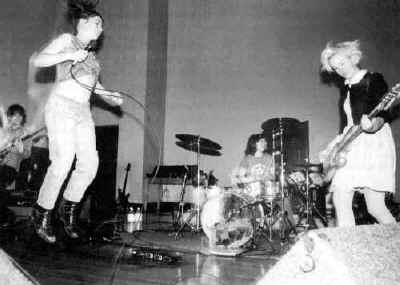 Bikini_Kill_pic1.jpg (14061 bytes)